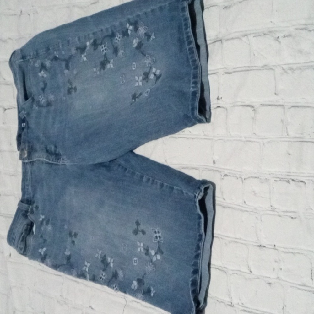 Bandolino RILEY Embroidered STRETCH Denim Size 16 SHORTS Jean MID Pockets
